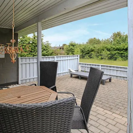 Two-bedroom Holiday In 14 *